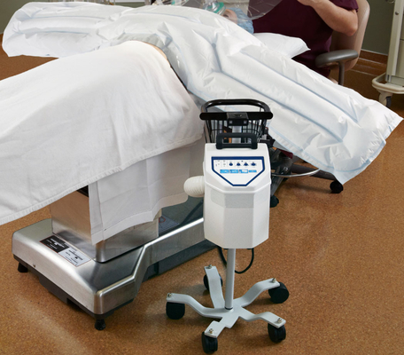 Verwarmingsdeken voor het bovenlichaam ICU-verwarmingscontrolesysteem Chirurgische SMS Stofvrije luchteenheid kleur wit maat half lichaam